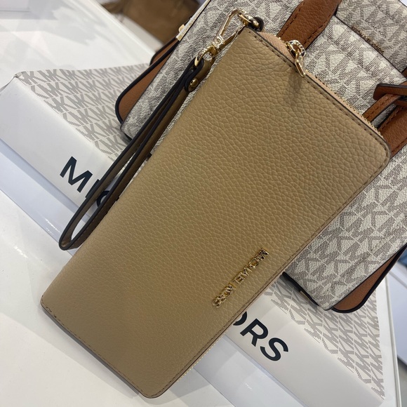 MICHAEL KORS Jet Set Tr Lg Pebbled Leather Continental Wristlet Wallet
Camel
NWT - Picture 5 of 16